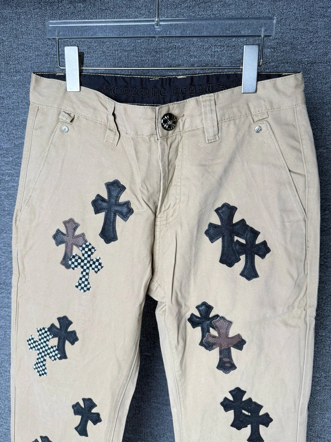 P270 💰 (Top version) Chrome Hearts CH khaki camouflage checkerboard horse hair cross patch leather jeans. Original purchased and patterned to truly restore the ultimate texture of Vintage. Italian special cowhide print and then cut. Customized sheepskin three-layer thick line leather. The whole body is spliced in heavy water washing process. Craftsmen hand-splash ink. You can see the details. Three-dimensional cutting version. Loose and comfortable. Not picky on the figure. Look tall and slim. Factory precision work. Original quality control. Same style for men and women. Can be matched with couples. Versatile recommendation. Must-have jeans for all seasons. Color: Khaki Size: 28-30-32-34 (corresponds to S-M-L-XL)